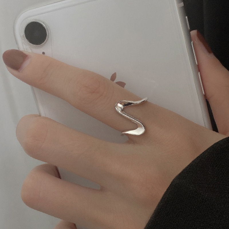 Anello in metallo stile minimalista con dito indice aperto e regolabile Mobius Twisted French Wave_voghion.com