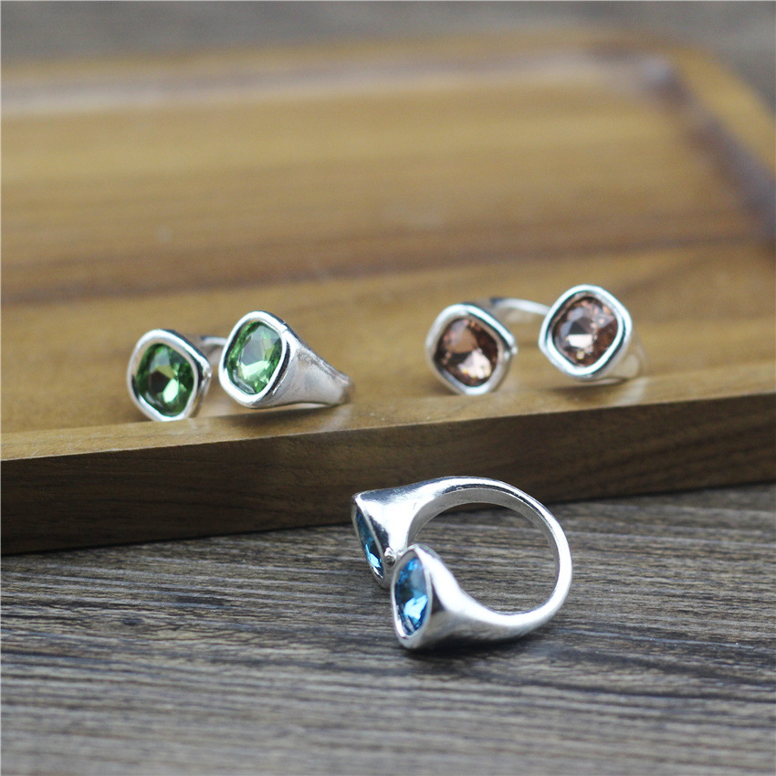 Anello geometrico quadrato in cristallo da donna regolabile_voghion.com