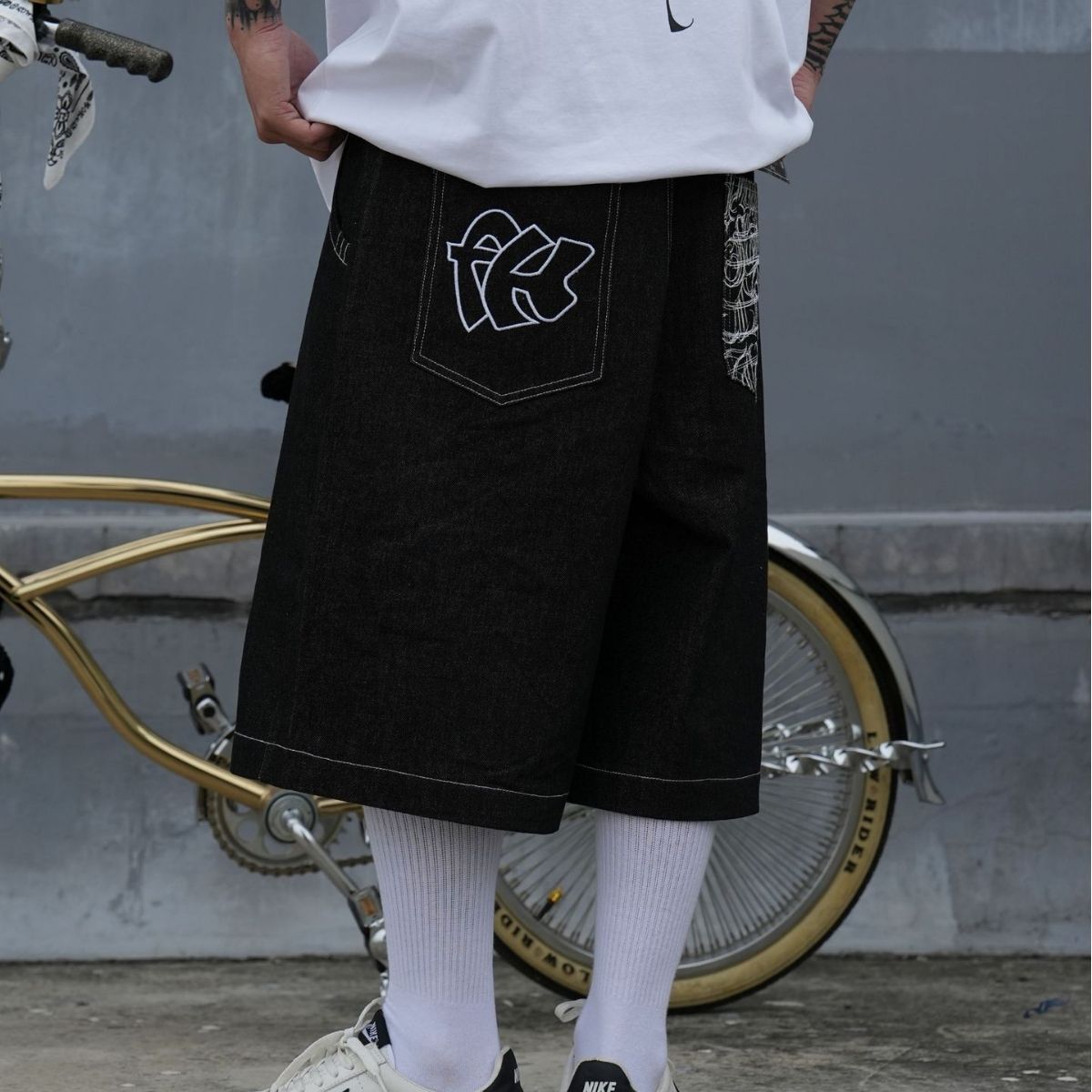 jeansshorts för män Amerikansk version original cow skapar mildt tvättade knälånga jeans med broderade jeansshorts i Chicano-stil_voghion.com
