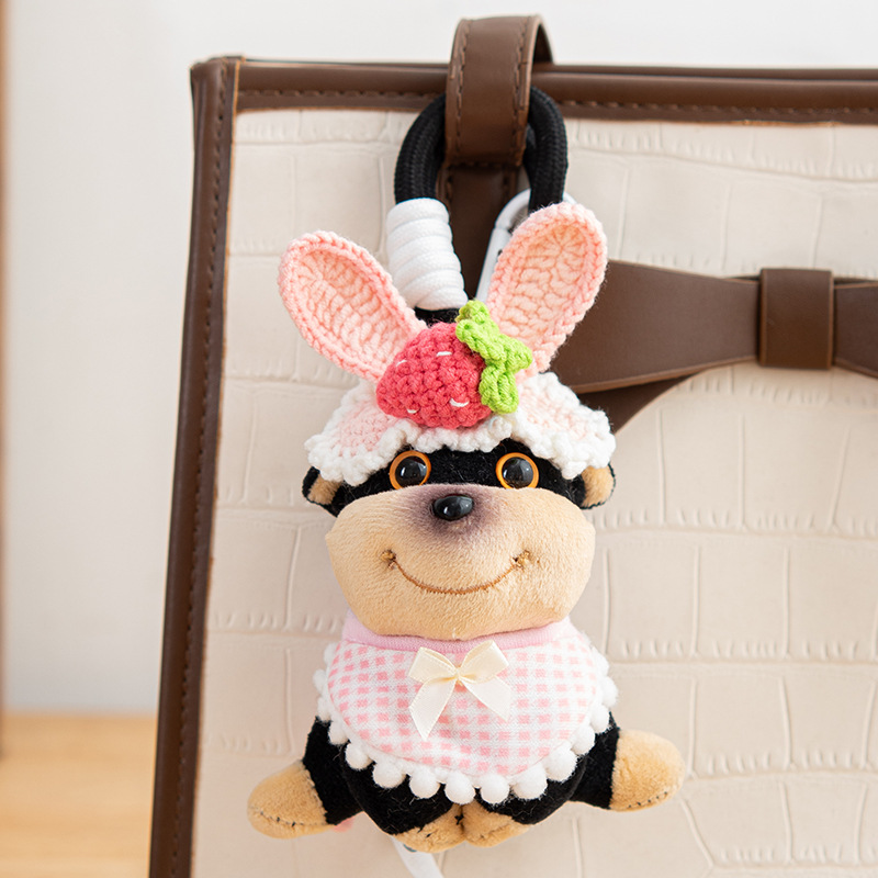 Розовая клубника, пчела