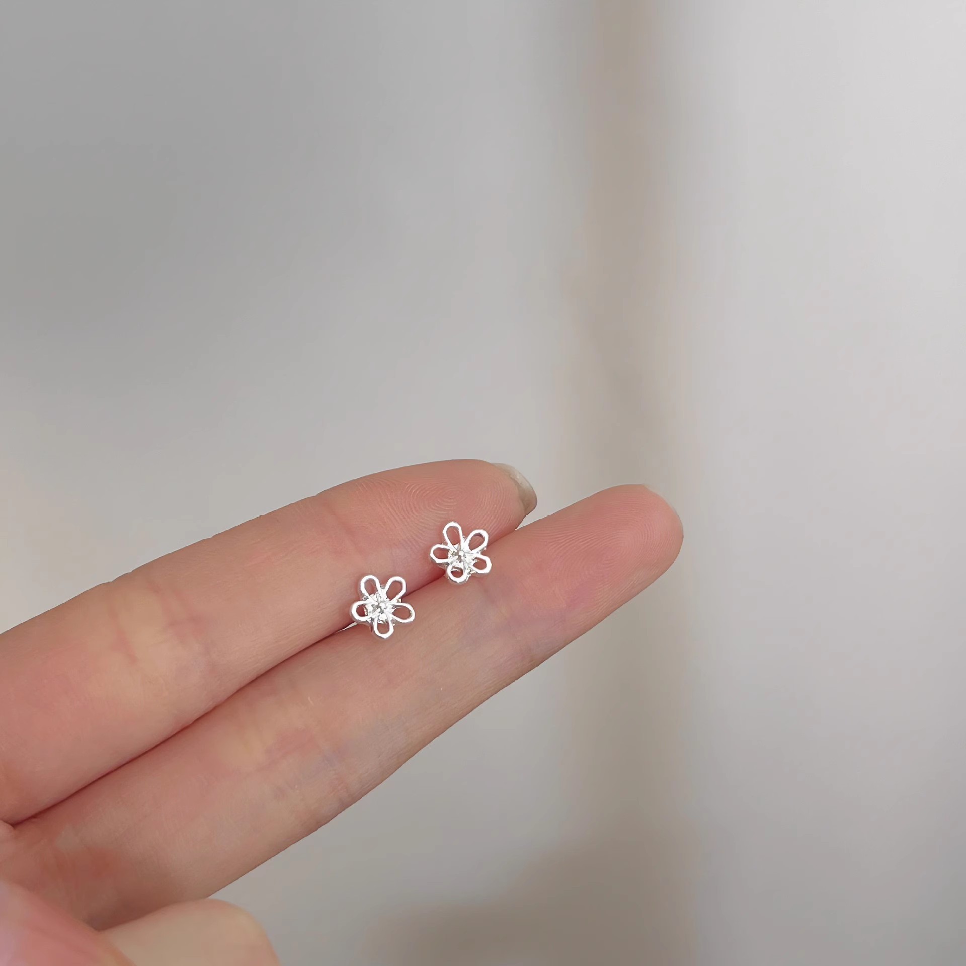 Pendientes de aro lisos para mujer, lujo ligero, pendientes de alta gama, pendientes populares, aretes de diseño exclusivo, aretes de otoño e invierno al por mayor