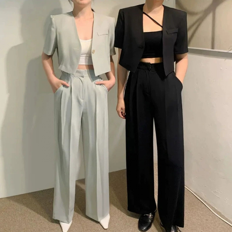 Летний костюм в корейском стиле Dongdaemun 2025: короткий жакет с V-образным вырезом и одной пуговицей + брюки с высокой талией и широкими штанинами