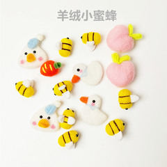 楊冪は同じカシミヤのハチの2CMのぬいぐるみのアクセサリーとヘアピンのアニメのかわいいウサギのDIY服を配合します。