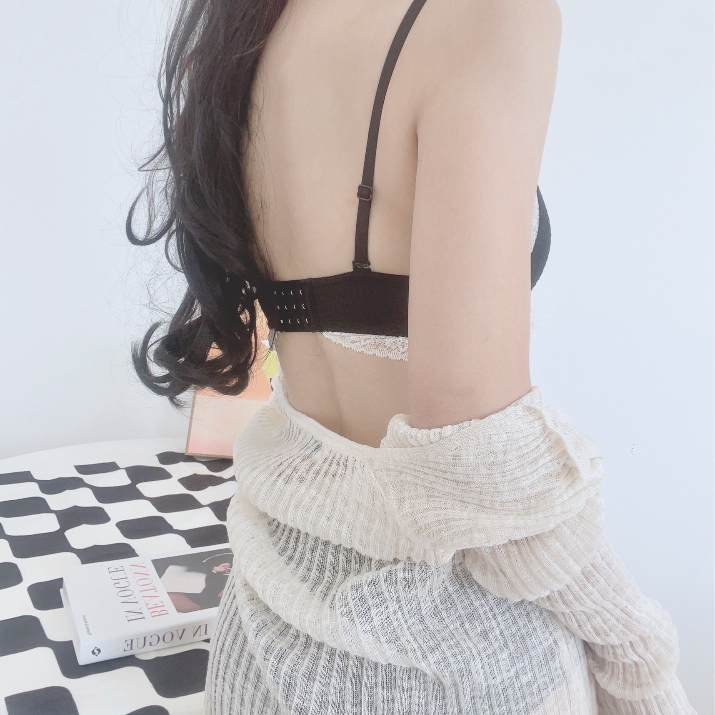 Ropa interior femenina de copa triangular francesa sin anillo de acero sujetador de recolección lateral alto estilo delgado cómodo y transpirable sin costuras