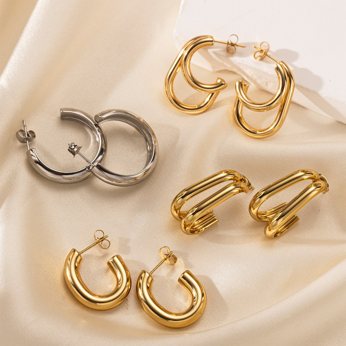 Taena Pendientes de acero de titanio transfronterizos europeos y americanos Mujeres que no se desvanece, amor a juego, semicírculo de oro de 18k, pendientes de acero inoxidable, estilo ins