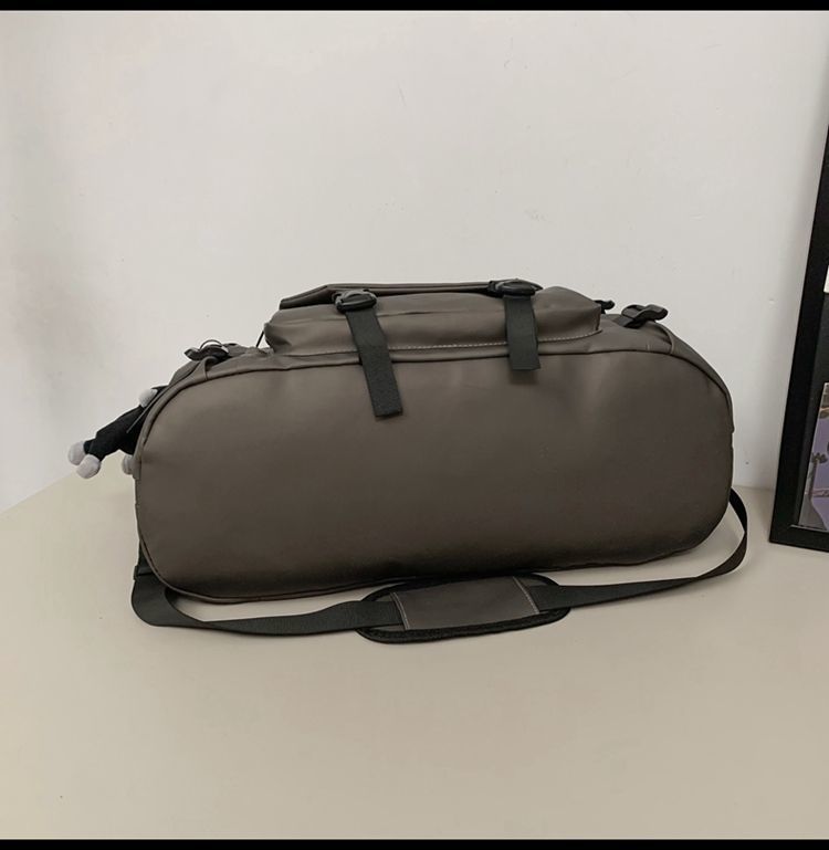 Travel bag with wet/dry separation, large capacity
