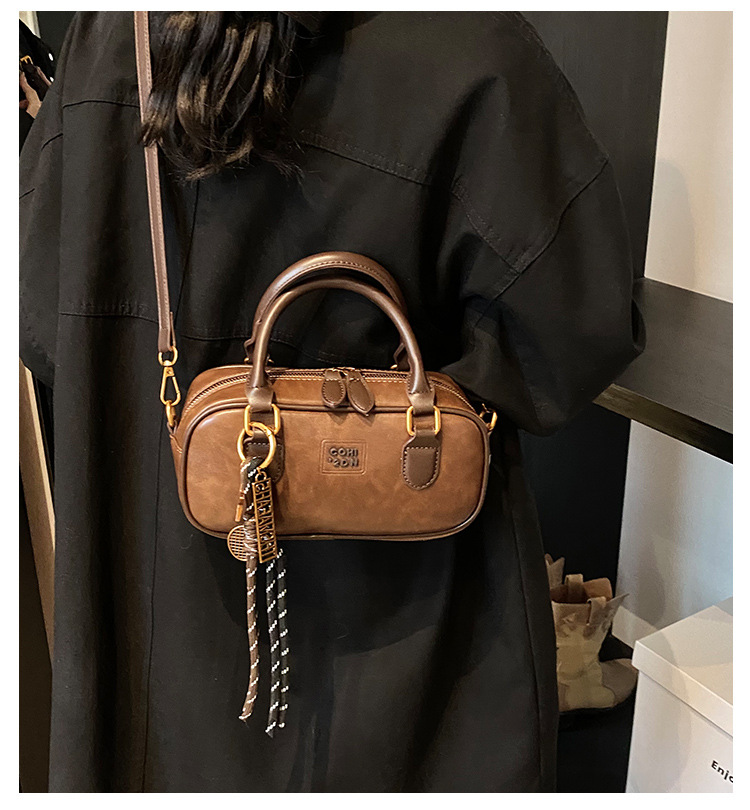 2024 New fashion bags for women, autumn and winter style, simple and fashionable work commute bag, retro single-shoulder underarm bag for women full figure