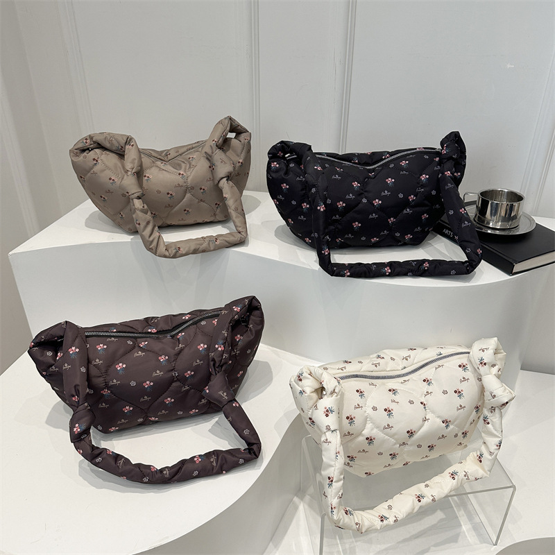 Gran capacidad de bordado francés 2025 nueva bolsa de nube casuales mochila bolso de hombro para mujeres