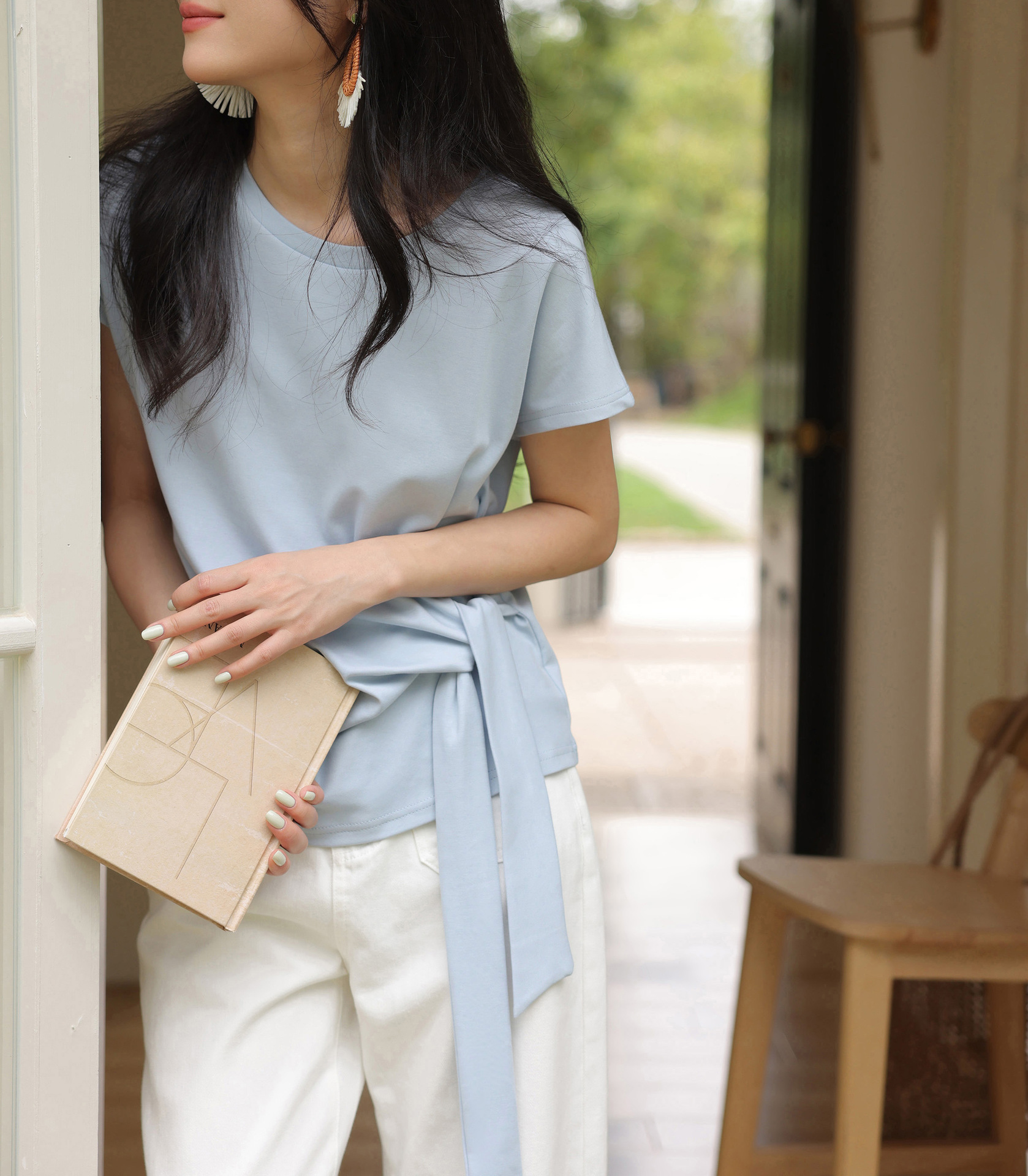 Áo thun nữ thiết kế thắt lưng bất quy tắc tay ngắn — màu xanh nhạt chi tiết 2
