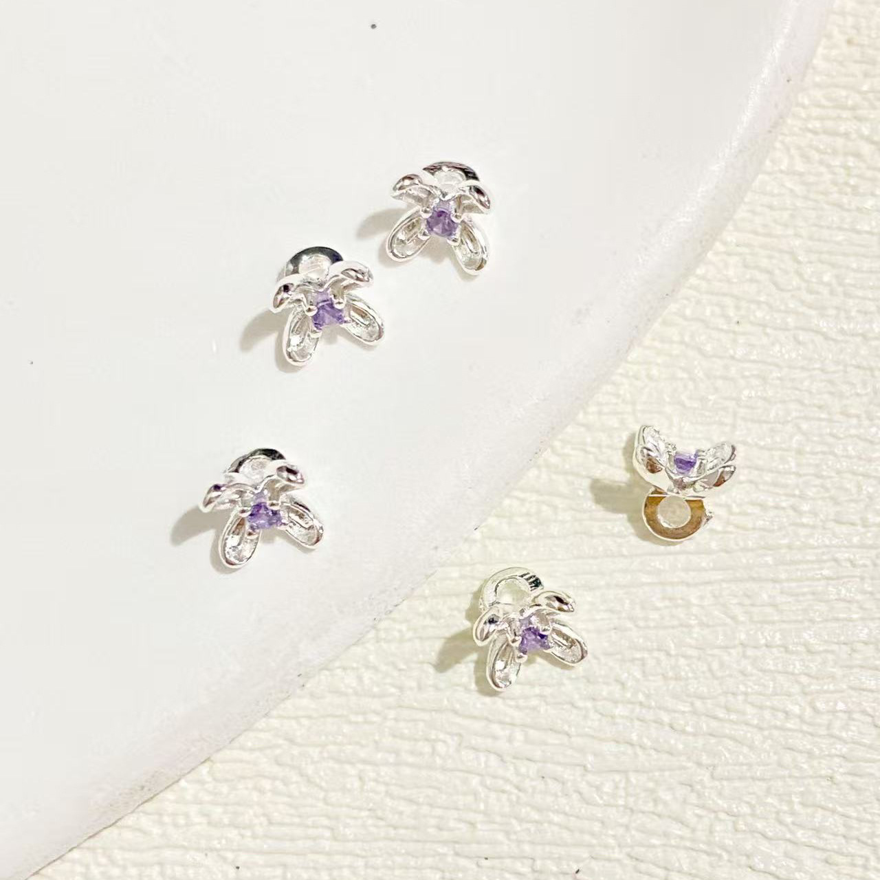 高保色diy部品に桂花のボタンを入れて、ビーズの小さいボタンの部品のビーズの散珠の手作りの材料を飾ります。