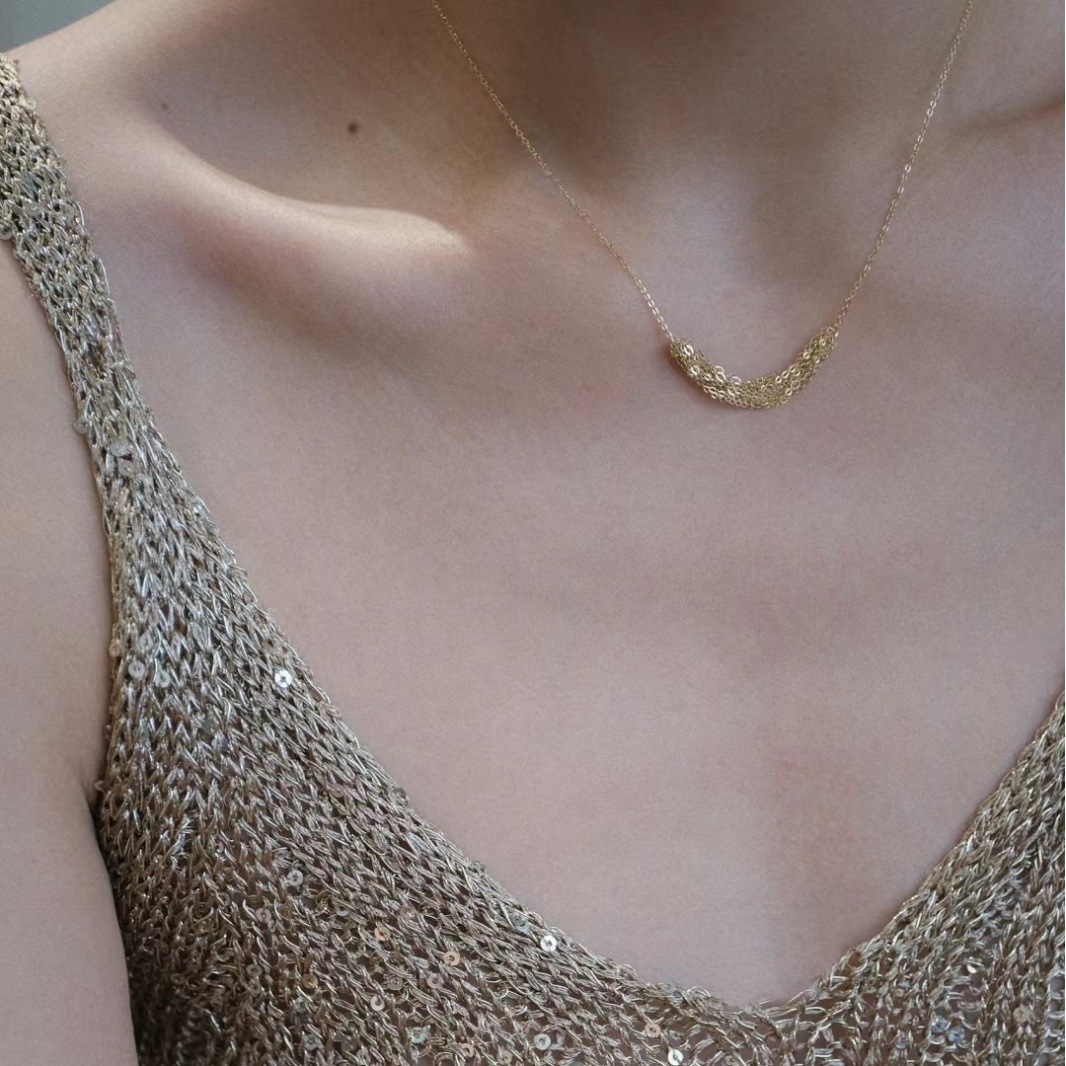 Luxe parelketting met magnetische sluiting voor dames. Hypoallergeen, fijne, elegante choker ontworpen voor comfort en zelfvertrouwen. De meest trendy parel van Europa in 2026._voghion.com