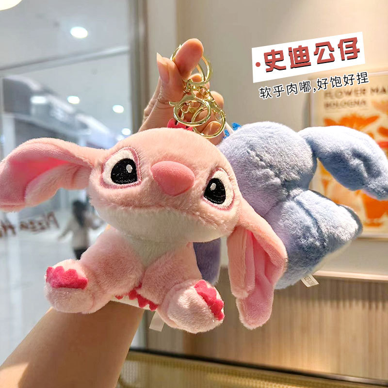 Máquina de garras de captura de dibujos animados de felpa exquisito coche llavero pareja creativa linda muñeca mochila escolar colgante regalo al por mayor