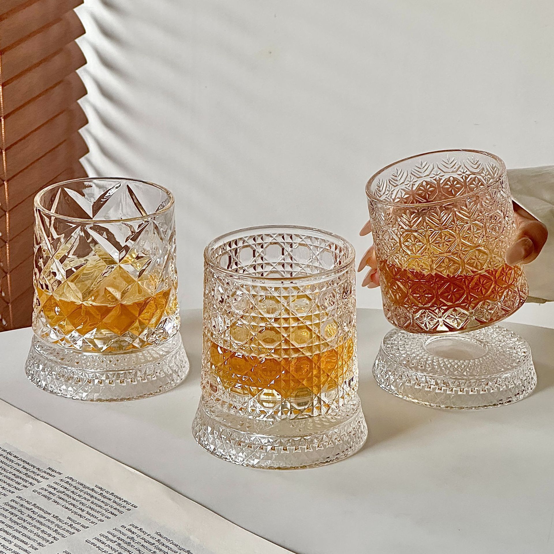 Vaso de whisky de alto valor con base explosivo vaso de vidrio luminoso giratorio tumbler vaso de cerveza giratorio vaso de agua