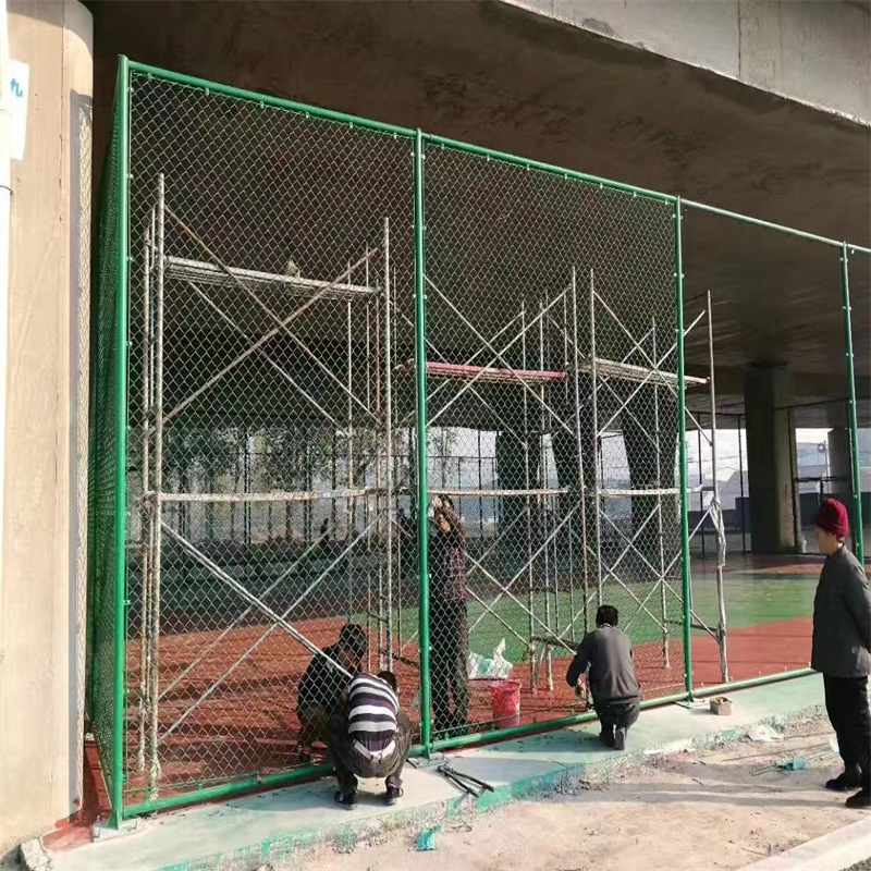 球场围网围栏 包塑勾花网 热镀锌勾花网  笼式足球场防护围网
