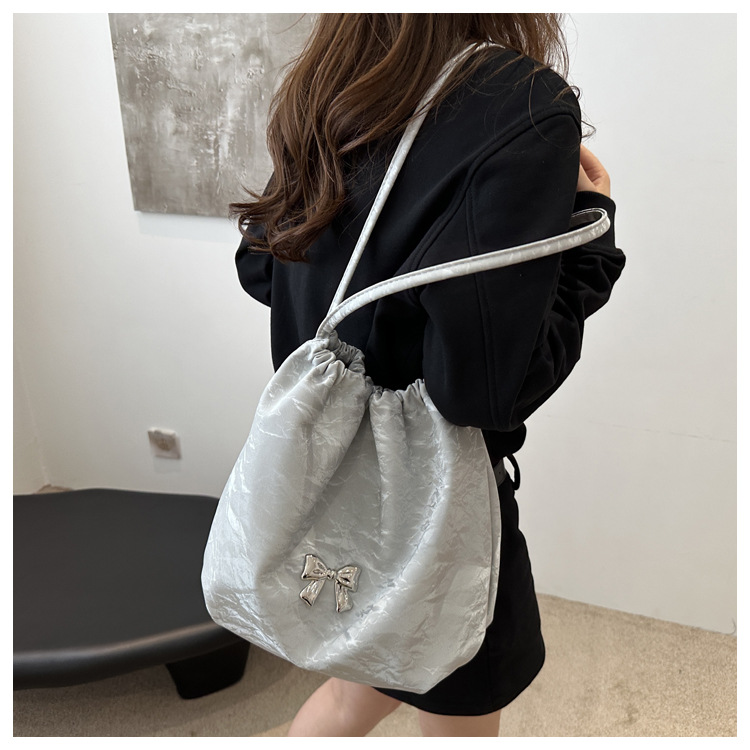 Large-capacity, elegant commuter tote bag, bow single-shoulder bag, distinctive pleated crossbody bag, 2024 new style bag trend undefined