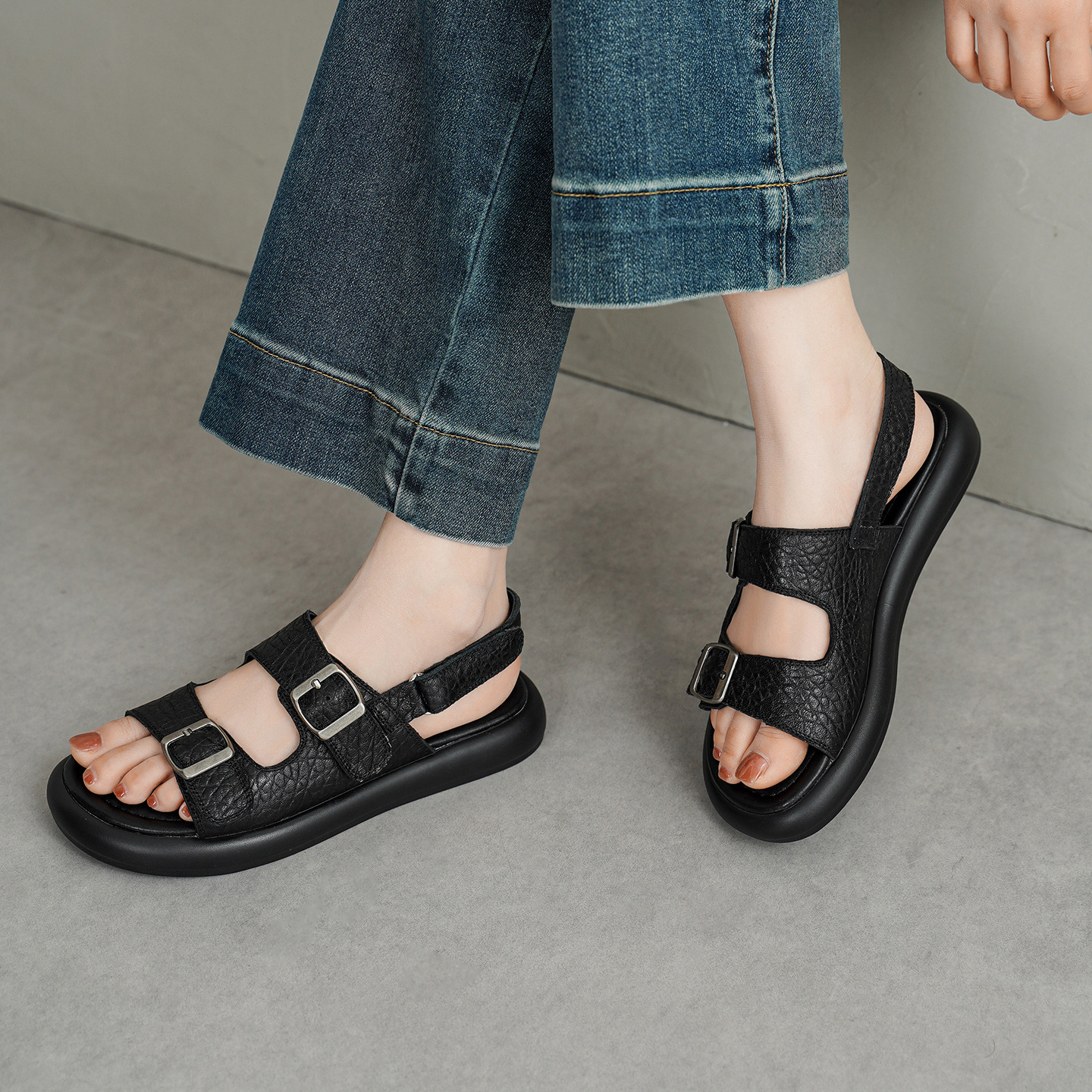 Sandal nữ quai ngang đế bệt da cừu lộ ngón chân phong cách đơn giản — đen