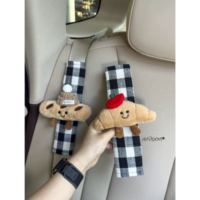 Cute Bread Car Seatbelt: Sürətlər qutusu və əl tormozu başlıqları - linen-checkerboard-shoulder-pads-khaki-hat-baguette-apple-hat-croissant-two-pieces