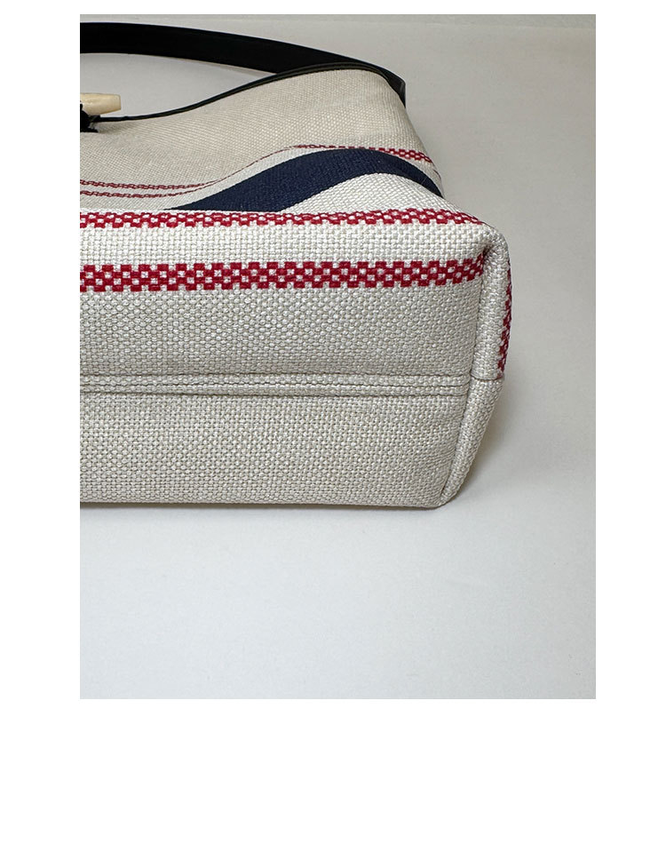 Korean version large-capacity women's 2025 new style fashionable canvas striped single-shoulder underarm bag casual commuting tote bag Application Scenario