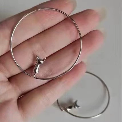 Серьги- hoop? Wait must translate properly: Hoop earrings, cat charm, universal hula‑hoop style, bright white, lightweight (0.005 kg)