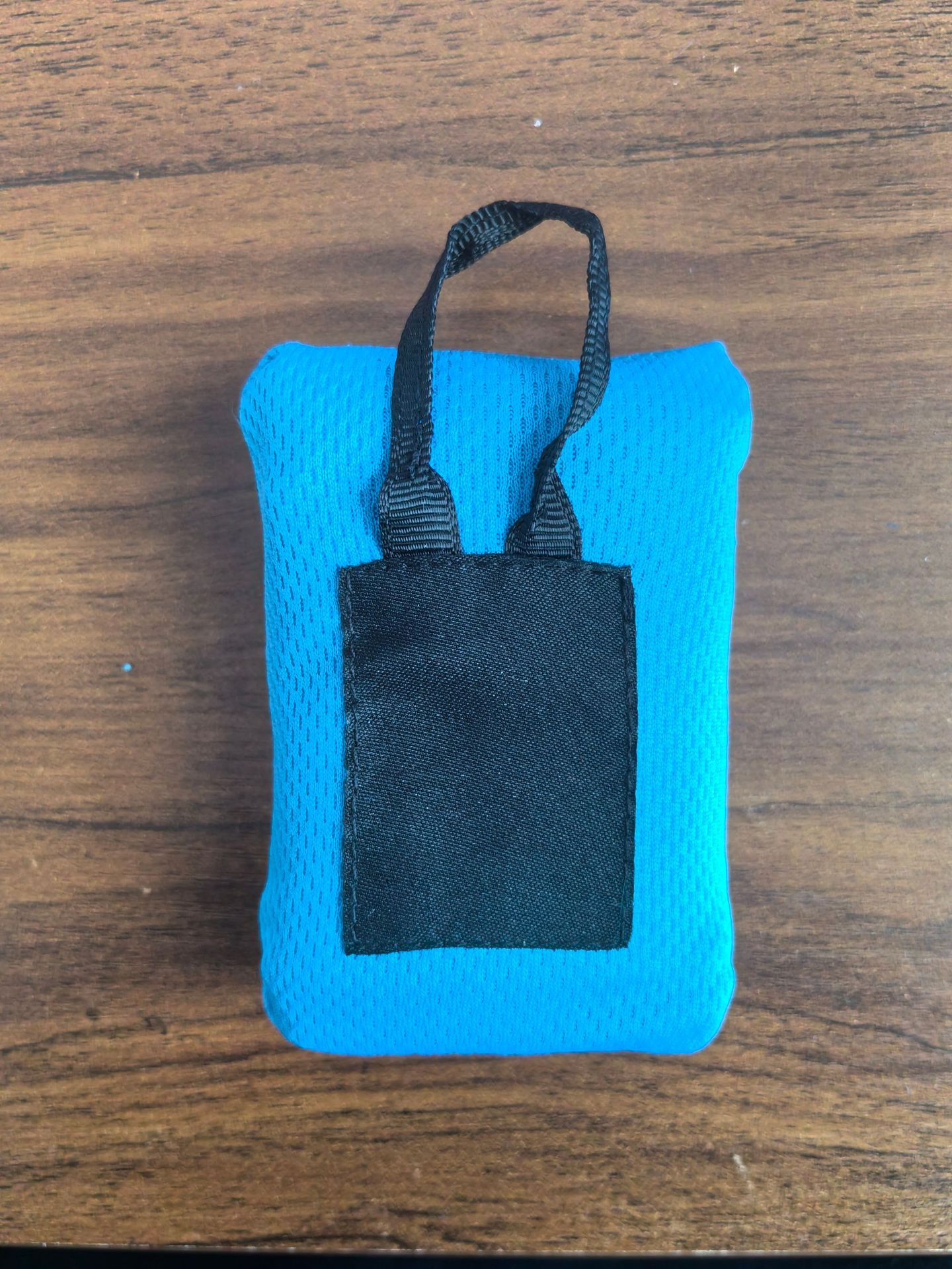 파란색과 검정색 라벨