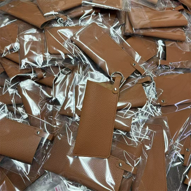 Фабричный опт кожаных чехлов для очков из искусственной кожи, подвесной кожаный чехол для солнцезащитных очков и косметики с брелком для ключей