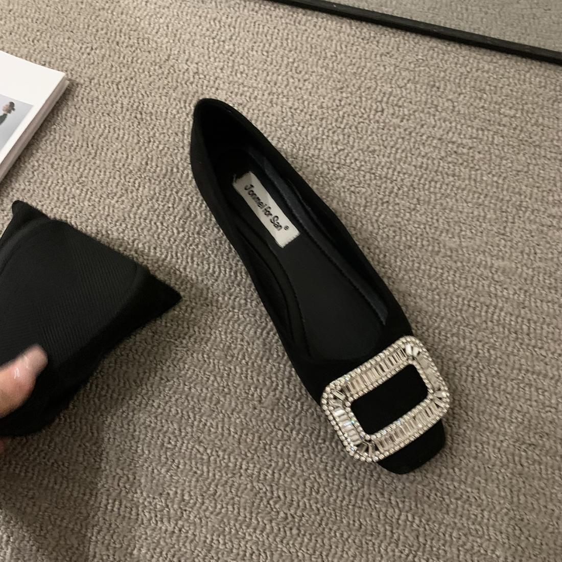 Zapatos franceses de talón grueso zapatos de mujer de diamante 2026 nuevo negro cuadrado temperamento plano zapatos de trabajo zapatos de viaje