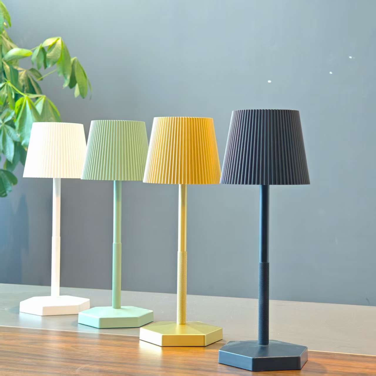 Fabrica directa de rayas transfronterizas de pie alto hexágono lámpara de mesa base de carga moderna y minimalista lámpara de atmósfera restaurante hotel