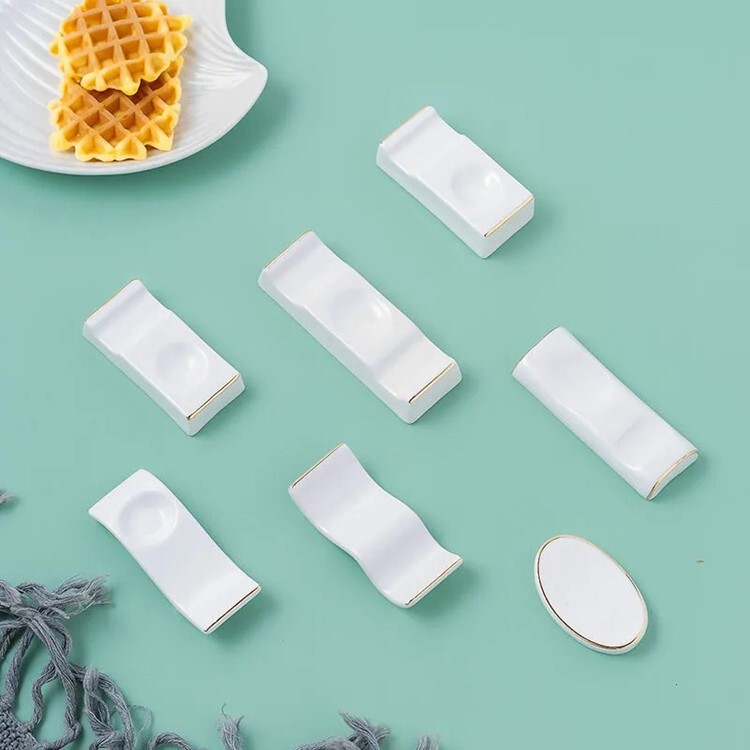 箸の陶磁器の棚のスプーンはホテルの置物の両用を頼みます。|undefined