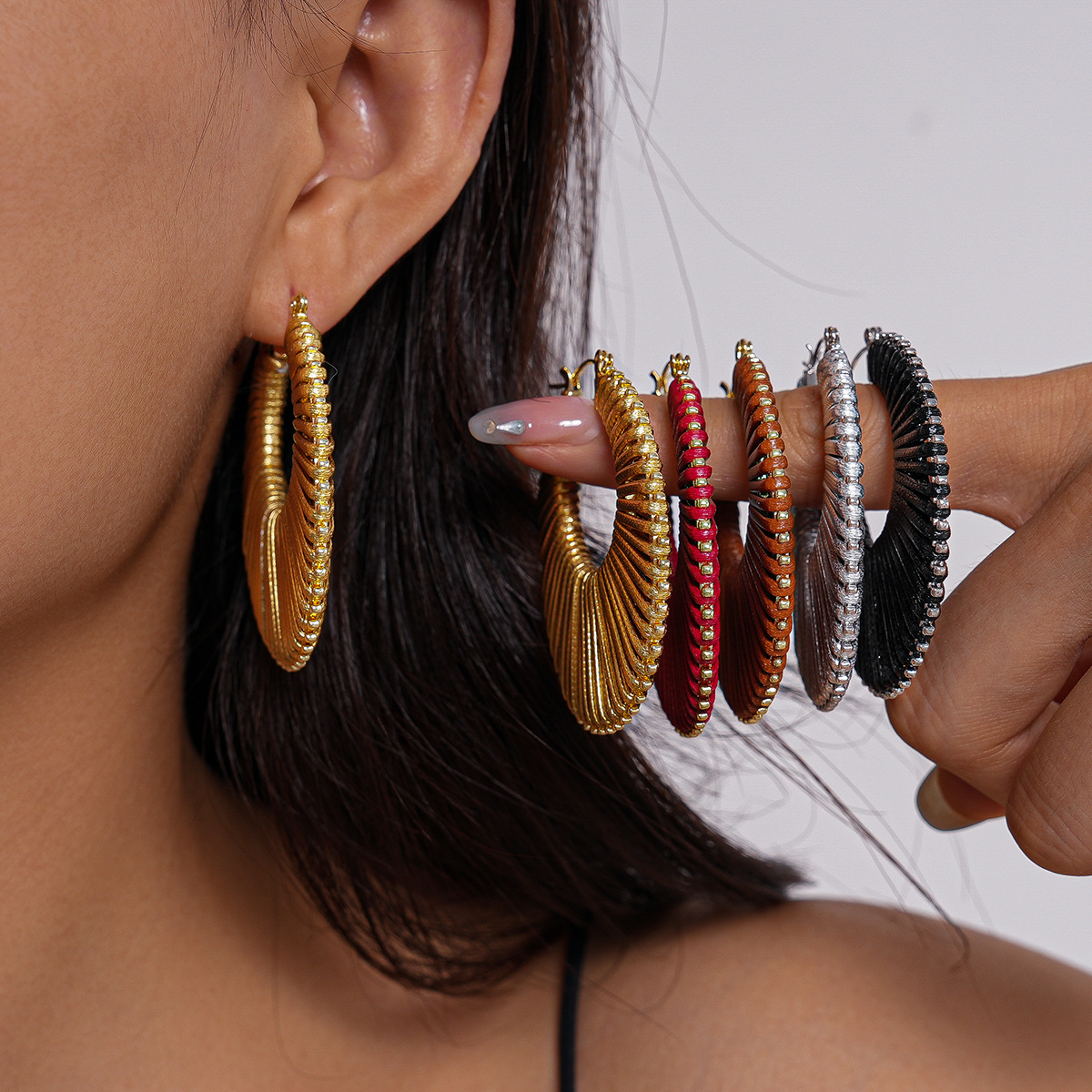 Europa y los Estados Unidos transfronterizos otoño y invierno trenzado hueco geometría broches redondos bohemios personalidad nicho de alta sensación pendientes para mujeres
