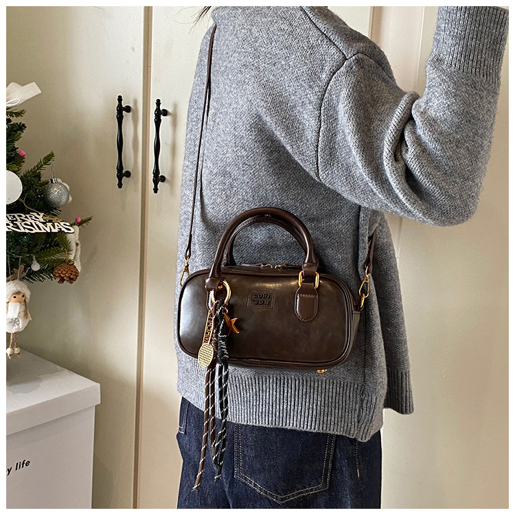 2024 New fashion bags for women, autumn and winter style, simple and fashionable work commute bag, retro single-shoulder underarm bag for women undefined