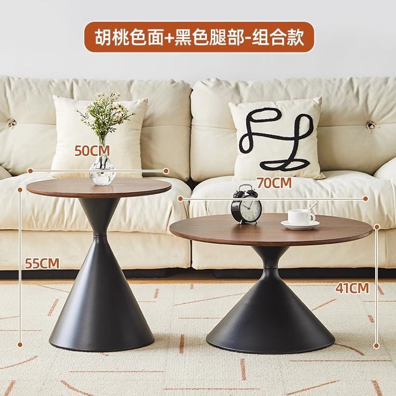 北欧クリームスタイルのラウンドコーヒーテーブル、デザイナーの小さなアパートのゲスト用、モダンな無垢材のB&B、シンプルな小さなコーヒーテーブル|undefined