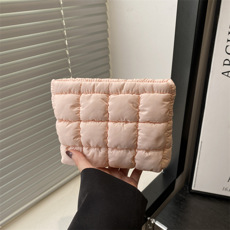 Bolso cosmético plisado de moda 2025 primavera nuevo estilo estilo occidental color caramelo pequeño bolso cuadrado femenino bolso casual coreano embrague