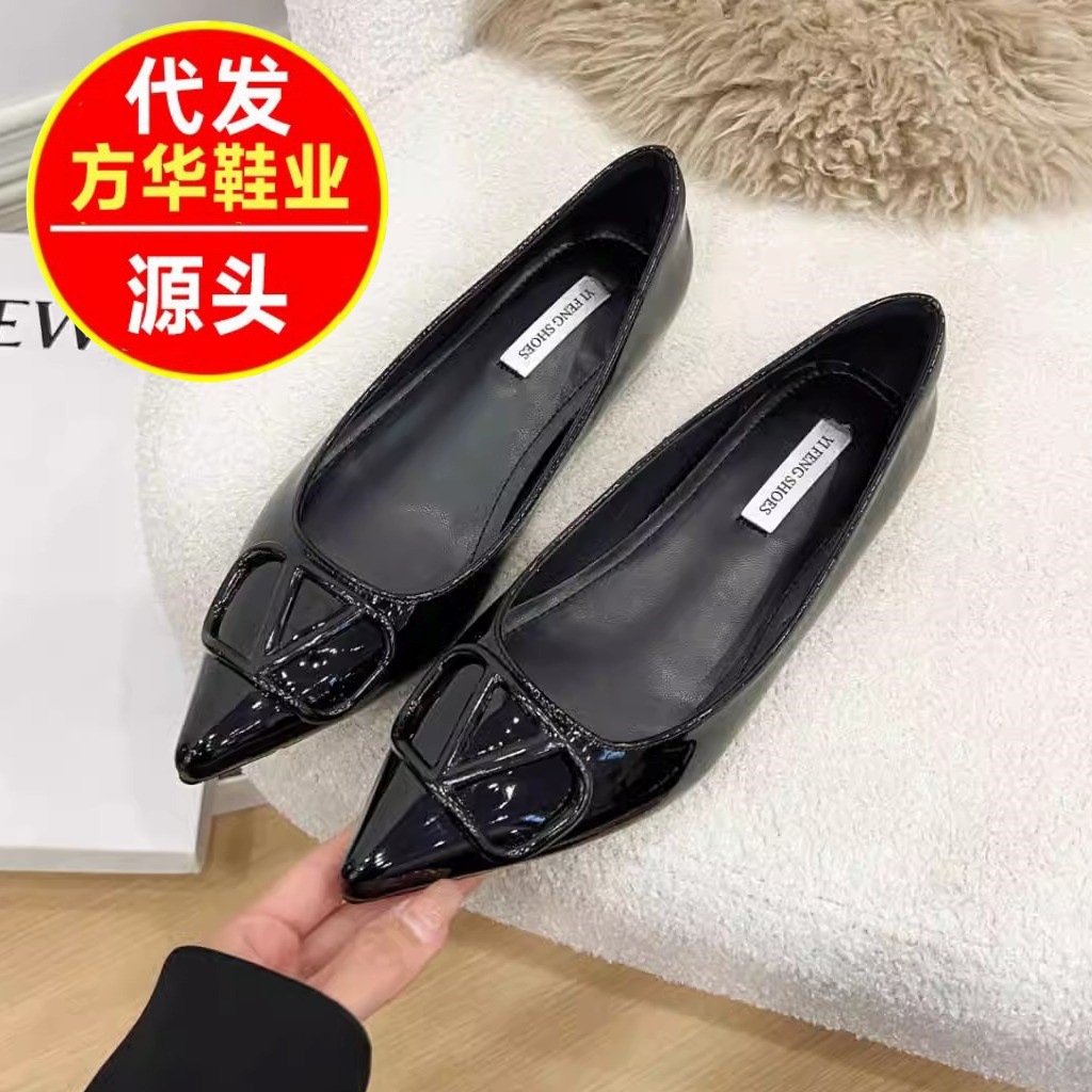 Zapatos de estilo francés de estilo desnudo para mujeres famosas, primavera de 2025 invisibles aumentando el temperamento de cuero esmaltado con puntas cuadradas de botón pequeño.