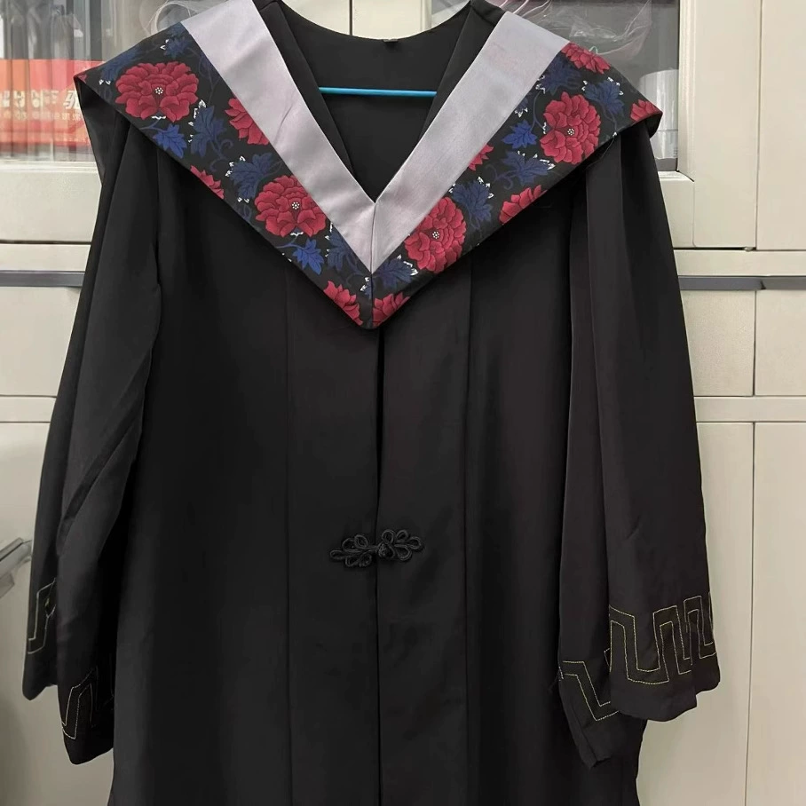 Бакалаврская форма, выпускной халат, бакалаврская шапочка, кисточка, бакалаврский халат, драпированная ткань, бакалаврский костюм, шапочка степени, розовая бакалаврская форма