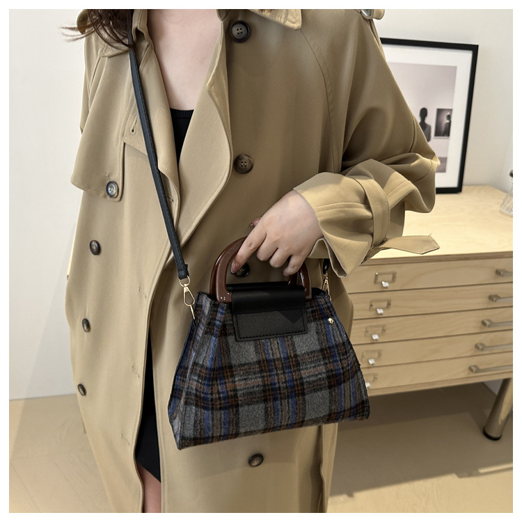 This is a trendy and stylish single-shoulder underarm bag with a contrasting color for the autumn of 2024. It features a unique design and is retro and individualistic undefined