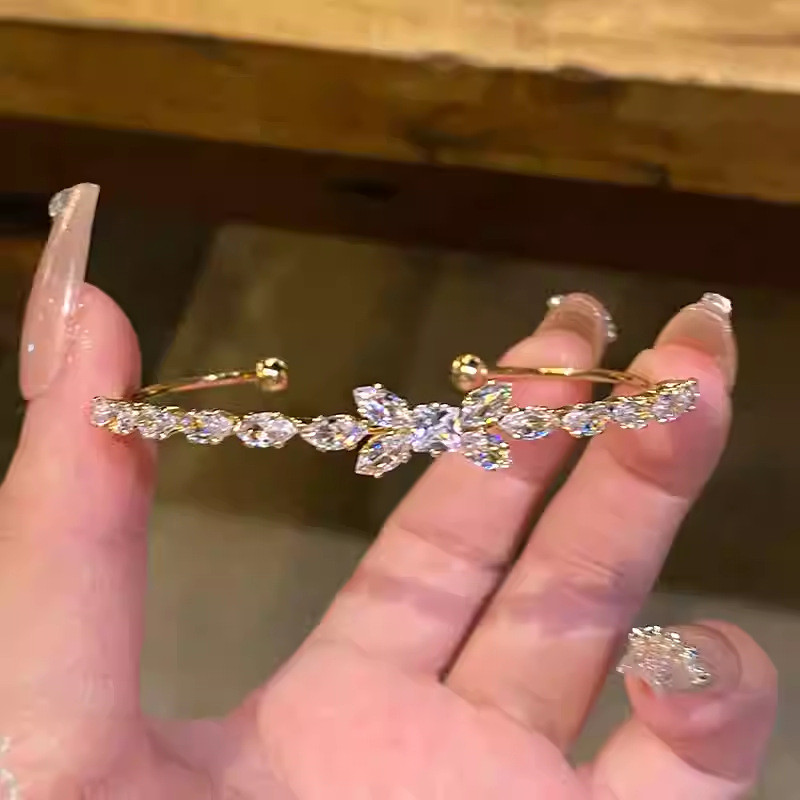 Golden bracelet with bow with zircon