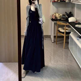 法式赫本风蓝色吊带连衣裙子女秋季2025新款巨好看的掐腰长裙套装