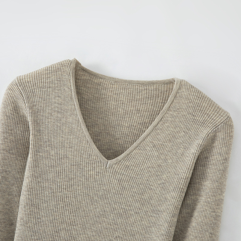 V-neck simple and versatile fine-spun wool knit long-sleeve autumn base shirt, close-fitting but not tight, slimming and flattering V-neck simple and versatile fine-spun wool knit long-sleeve autumn base shirt, close-fitting but not tight, slimming and flattering