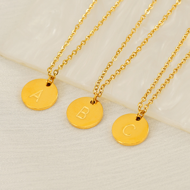 Europa y los Estados Unidos venta caliente alta sensación de colgante de letras de acero inoxidable collar de oro de acero titanio inglés al por mayor cadena clavícula