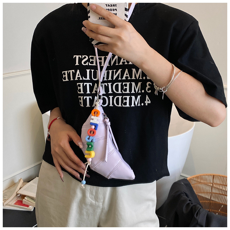 The cute horn bag with a niche neckline design is fashionable and trendy. The mini crossbody bag is in a solid color, simple and elegant with a high-end texture undefined