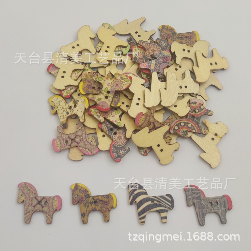 Fondo blanco/color natural forma de pintura pony botón de madera dibujos animados lindo botón pony pintado 50 pc/paquete