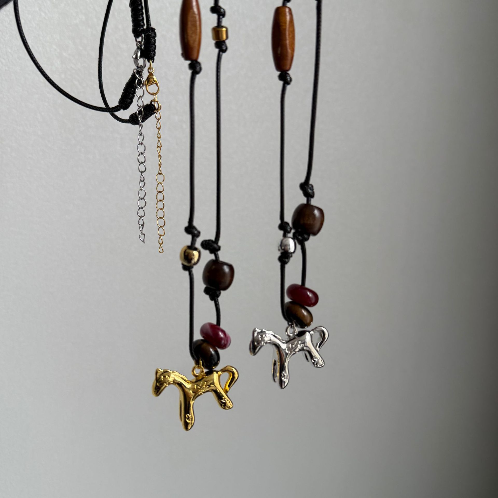 木珠编绳马吊坠项链小众设计感秋冬氛围感毛衣链黑绳串珠长款项