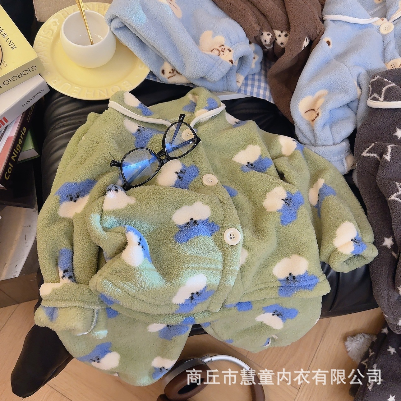 Velvet lapel folio - green puppy