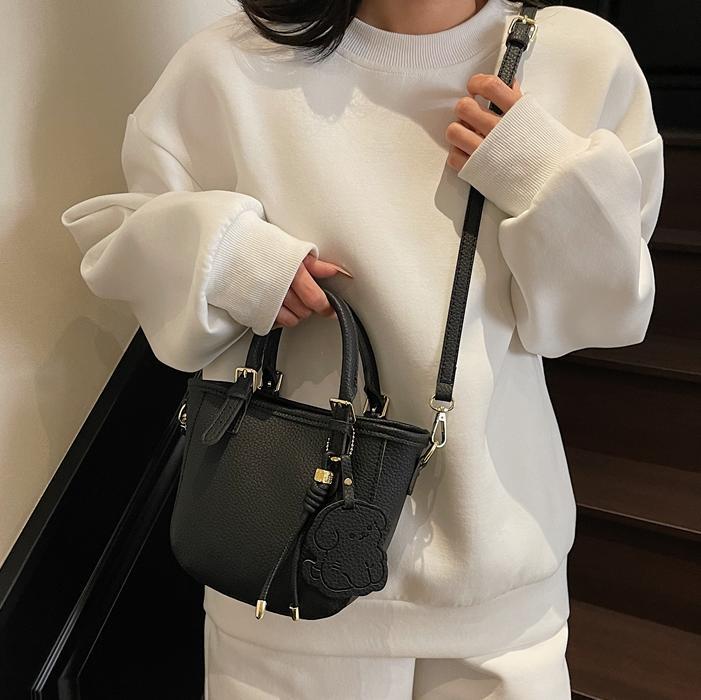 Bolsa de cubo portátil de comercio exterior 2025 nuevo bolso de mochila de textura universal nicho de diseño de red de popularidad explosiva bolso de hombro