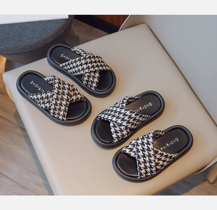 Pantoufles d'extérieur pour enfants, nouvelle collection été 2023, à carreaux croisés, mode coréenne, pantoufles décontractées pour filles, une ligne_voghion.com