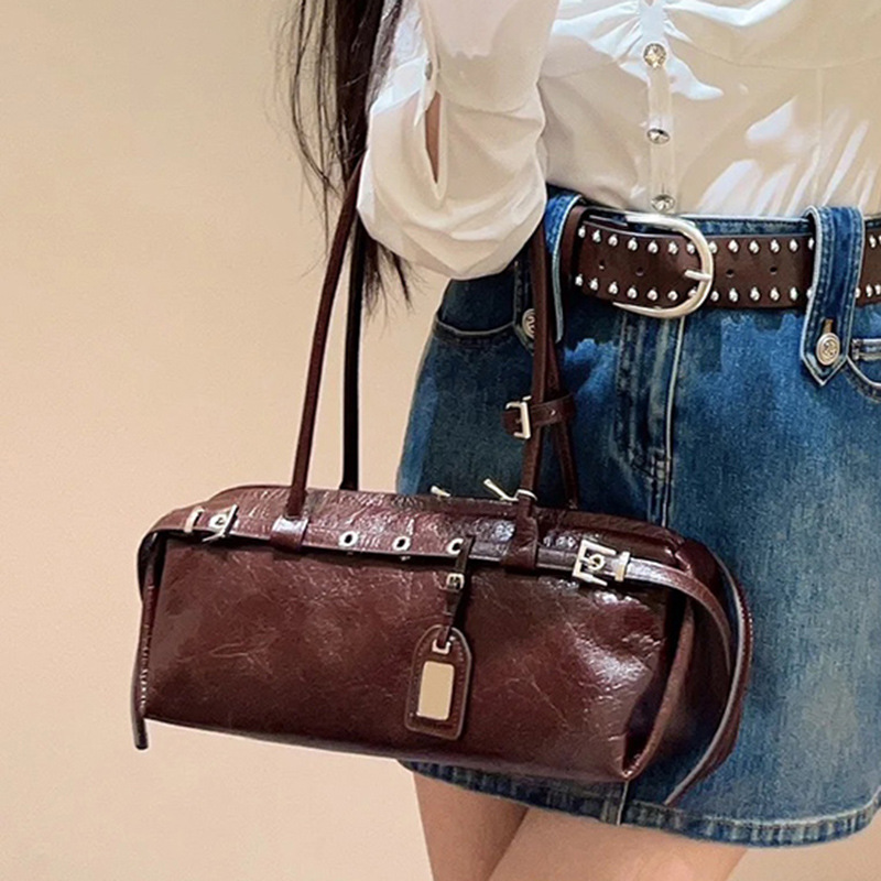 2024 Herbst/Winter Neue modische vielseitige Gürtelschnalle Streifen Einzelschulter Unterarm French Stick Damentasche_voghion.com