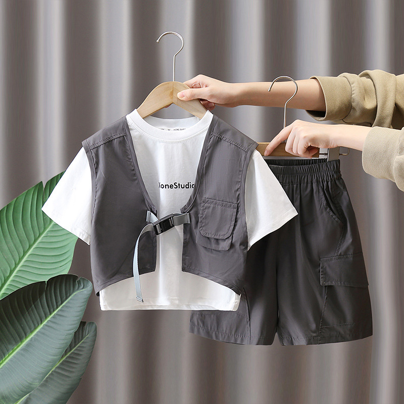 7295 Traje de verano para niños 2025 verano nuevo estilo para niños camiseta de manga corta chaleco de tres piezas de verano delgado de moda