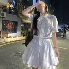 フレンチブルーストライプカレッジスタイルドレス女性の夏の新しいデザインのリボンタイシャツショートスカート