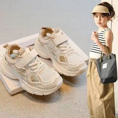 女の子の運動靴2025夏の新型の通気ネットの子供のランニングの柔らかい底の男の子の透かし彫りのネットの枠の靴