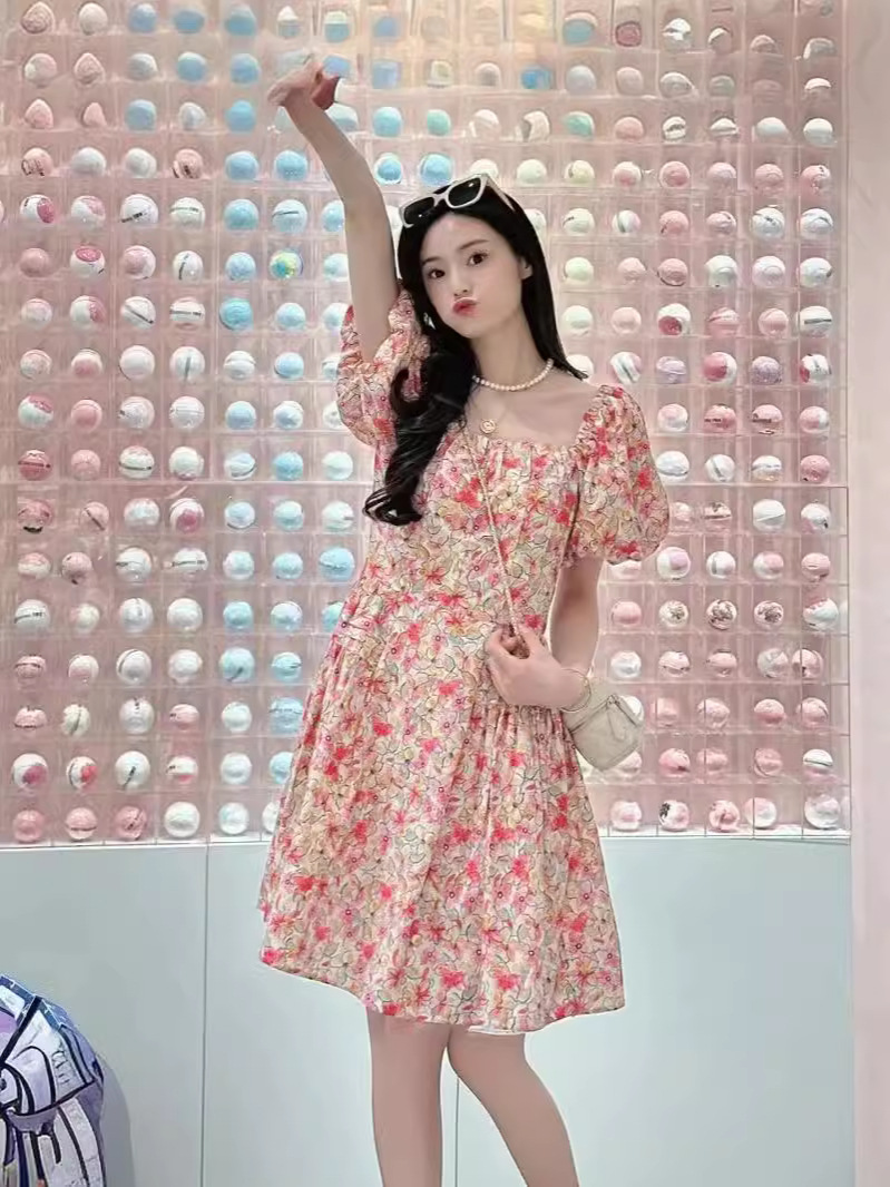 Đầm suông midi cổ vuông in họa tiết hoa tay bồng — Như hình
